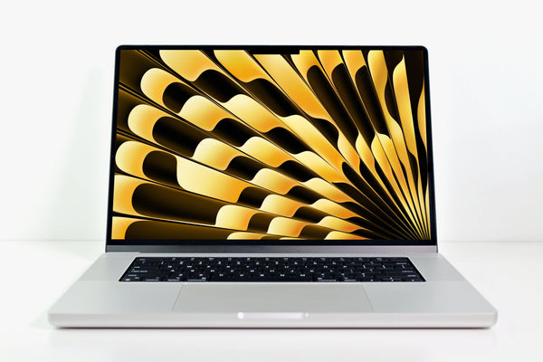 MacBook Pro 2023 de Apple de 16 pulgadas con procesador M2 Max de 12 núcleos y GPU de 38 núcleos, hasta 96 GB de RAM y SSD de 8 TB | Color plateado 