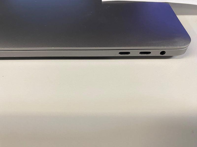 MacBook Pro (2019) 16 pulgadas - 2,4 GHz Core i9 - 5500M - 32 GB - SSD de 2 TB - Gris espacial