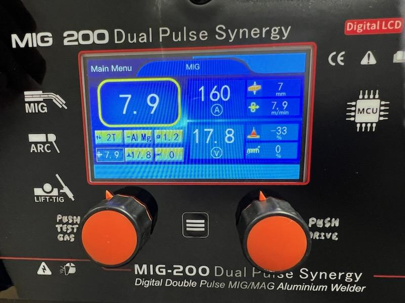 POWEREDGE Aluminio MIG synergy MIG 200 Pantalla LCD Tracción en las 4 ruedas