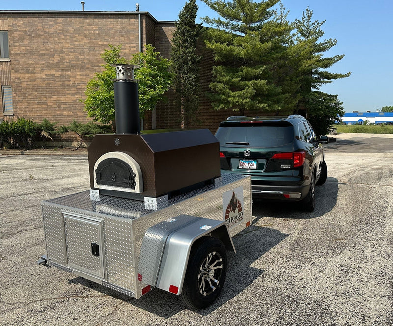 Horno de ladrillo Chicago - CBO 750 Tailgater | Remolque para horno de leña para pizza | Superficie de cocción de 38" X 28" | 2-3 pizzas de 10" a la vez | 50-60 pizzas por hora 